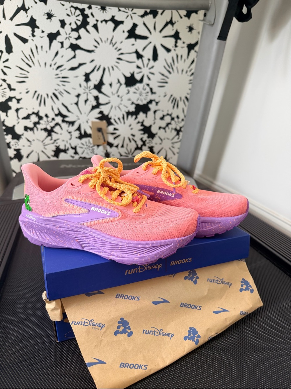 Run Disney Brooks Rapunzel Ghost 17 Sneakers Size 7.5